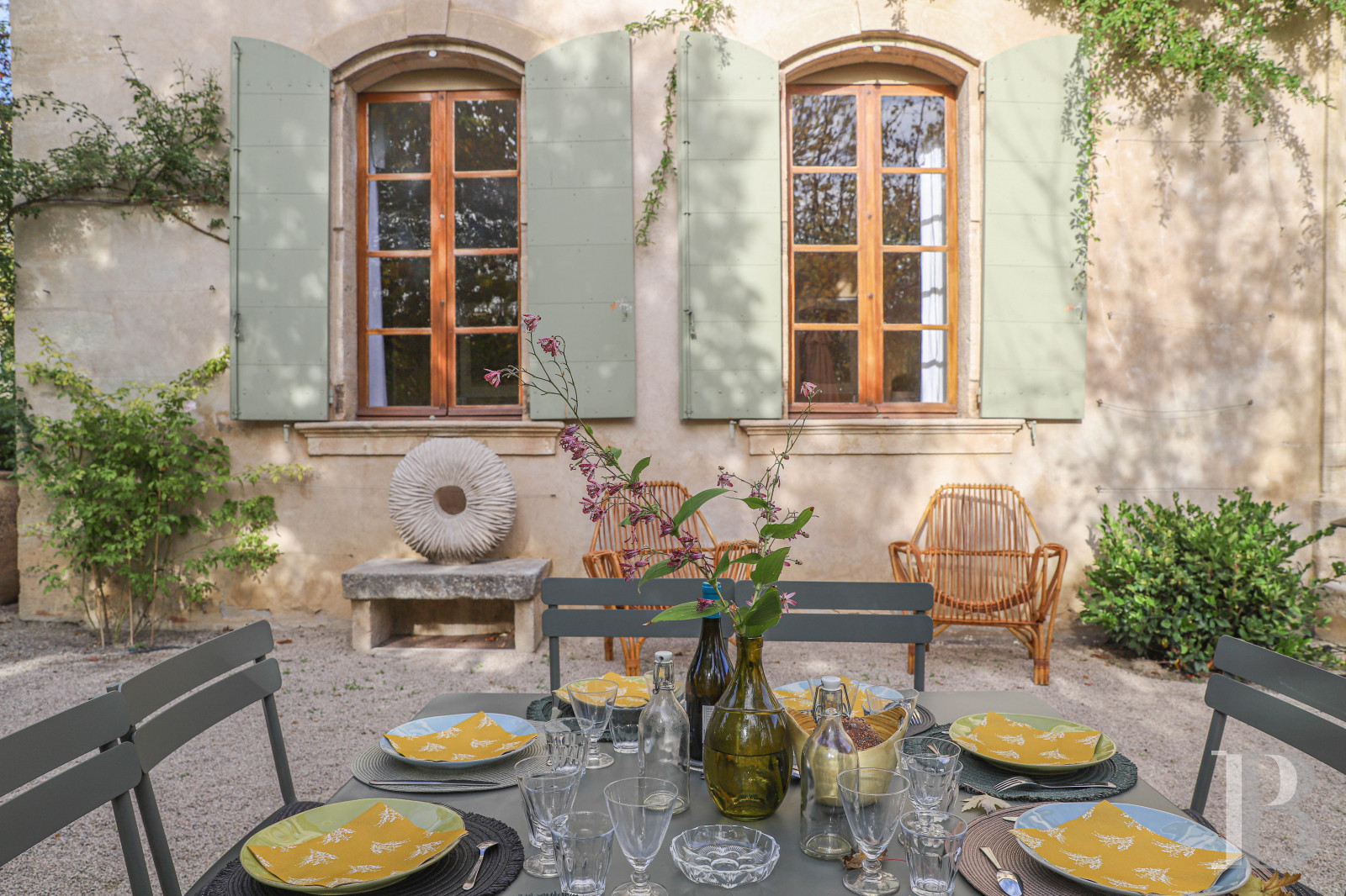Dans les Alpes-de-Haute-Provence, au sud de Forcalquier, une maison de village traditionnelle et audacieuse - photo  n°48